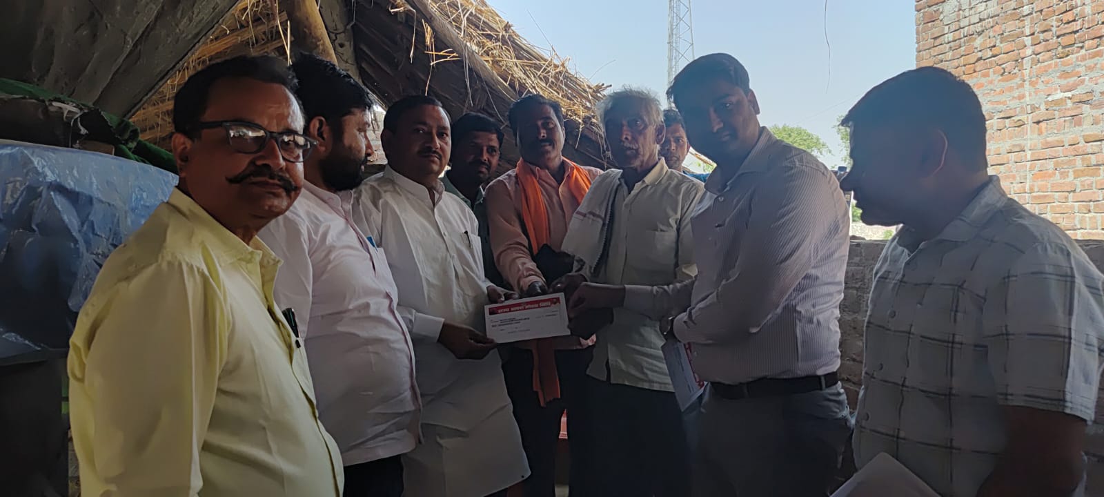 KASGANJ:आंधी हादसे में जान गंवाने वाले भाई-बहन के परिजनों को मिली राहत राशि, विधायक ने दिए 4-4 लाख के चेक