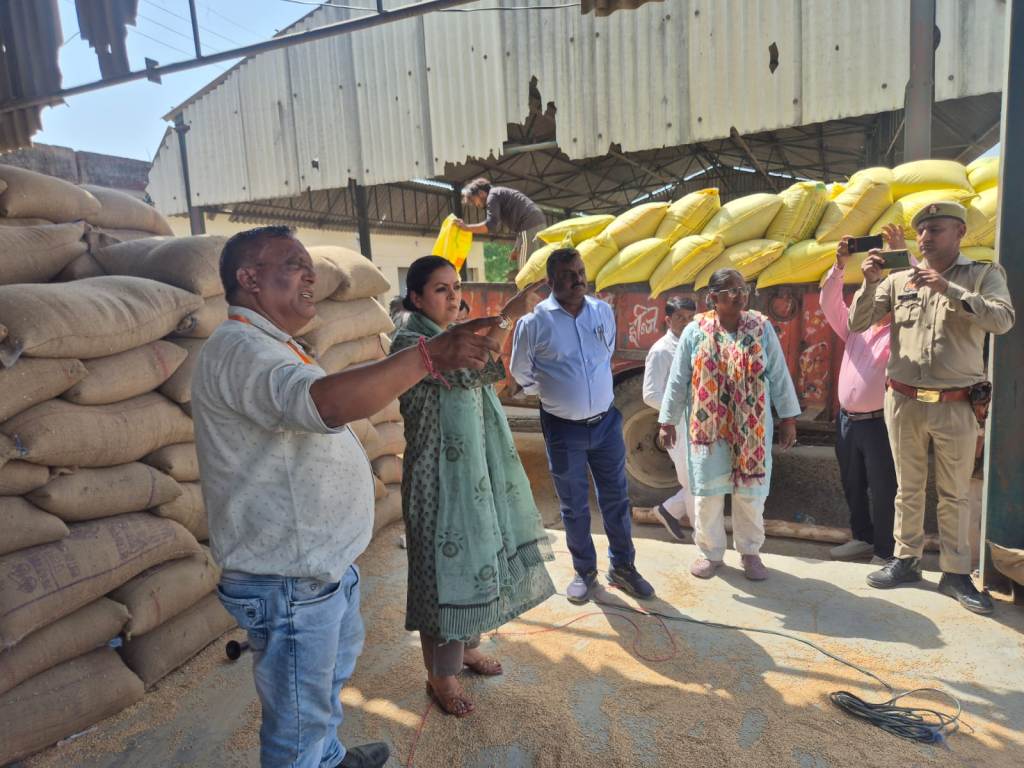 Bareilly news : मीरगंज में गेहूं क्रय केंद्रों का औचक निरीक्षण, एडीएम पूर्णिमा सिंह सख्त; लापरवाही पर कार्रवाई के निर्देश