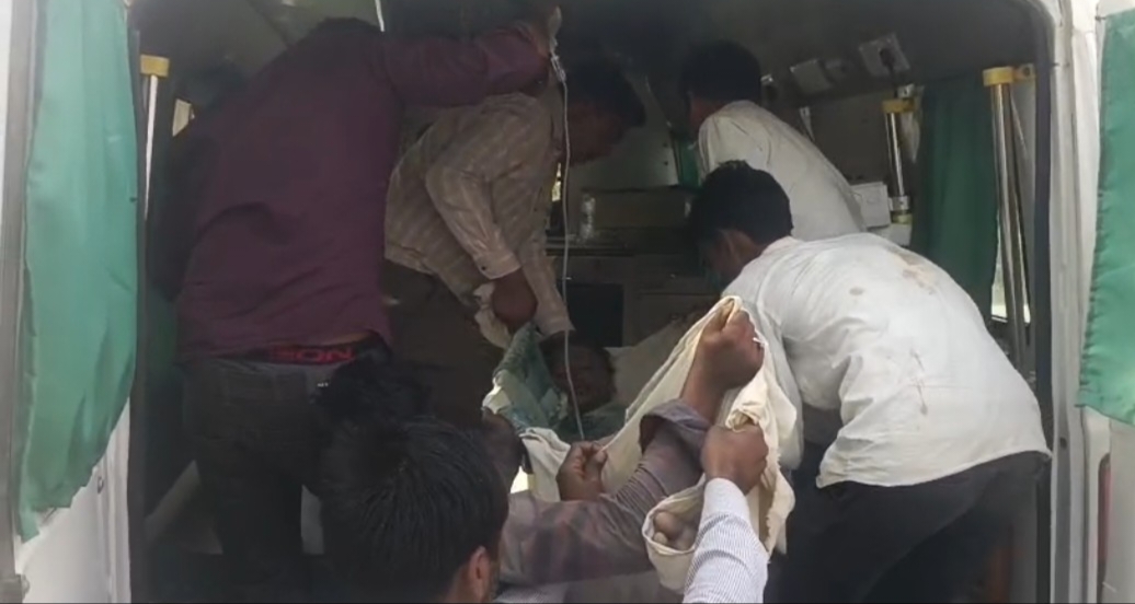 KASGANJ NEWS संदिग्ध परस्थितियों महिला आग से झुलसी, जिला अस्पताल से रेफर, परिजनों ने बताया खाना बनाते समय सिलेंडर लीकेज होने से लगी आग