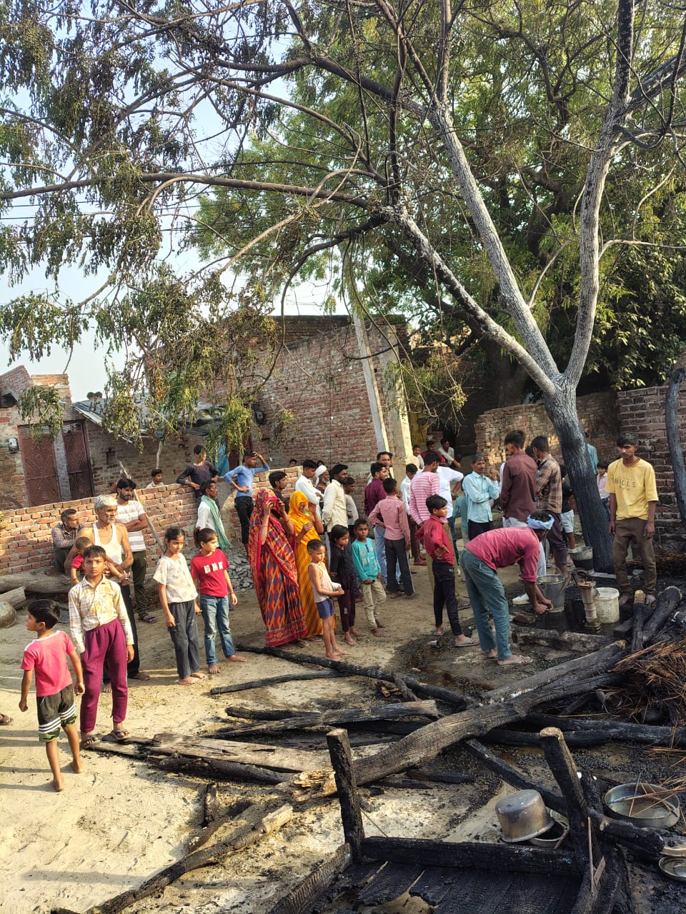 KASGANJ NEWS बिजली मीटर में शॉर्ट सर्किट से लगी आग, झोपड़ी सहित लाखों का सामान जलकर राख