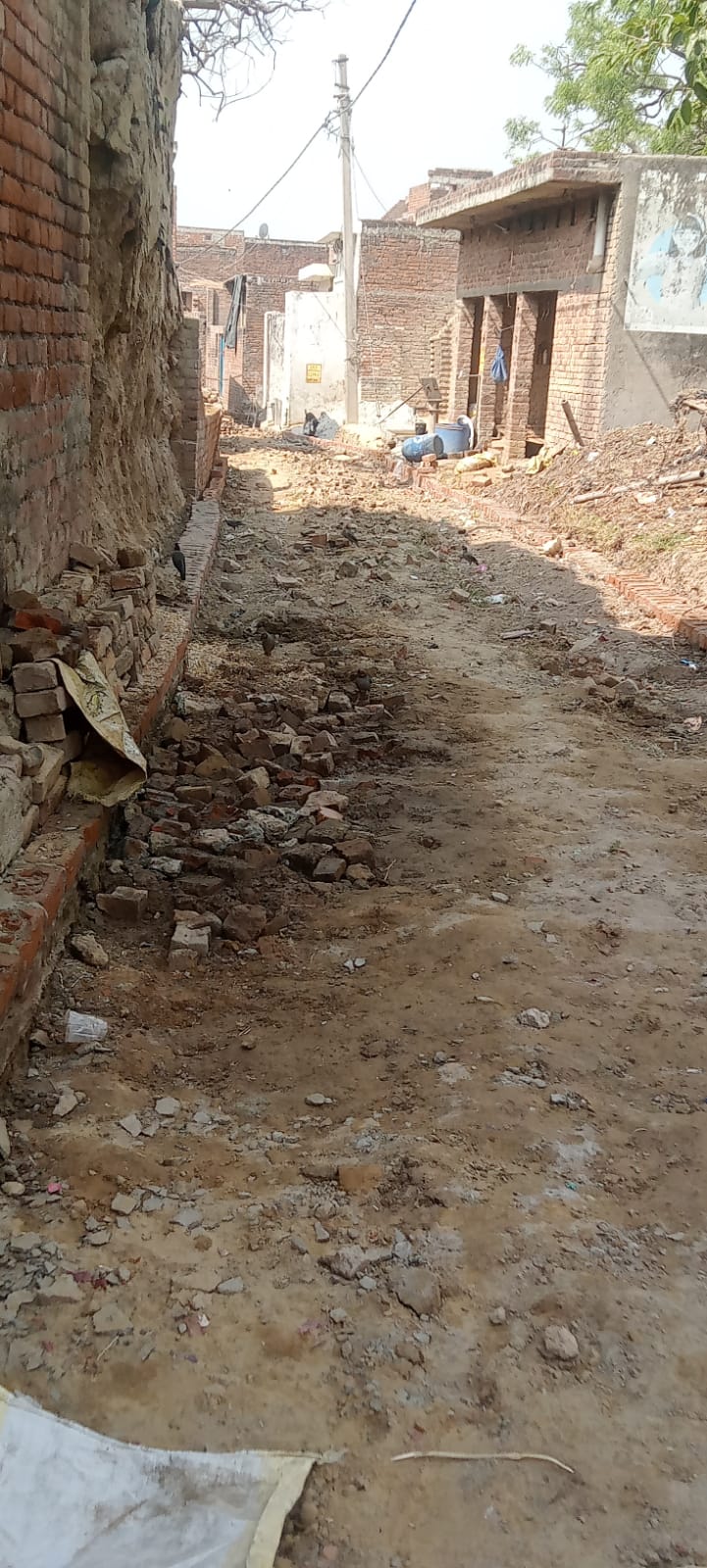 Badaun News : गली निर्माण में घोटाले का आरोप, प्रधान पर मनमानी