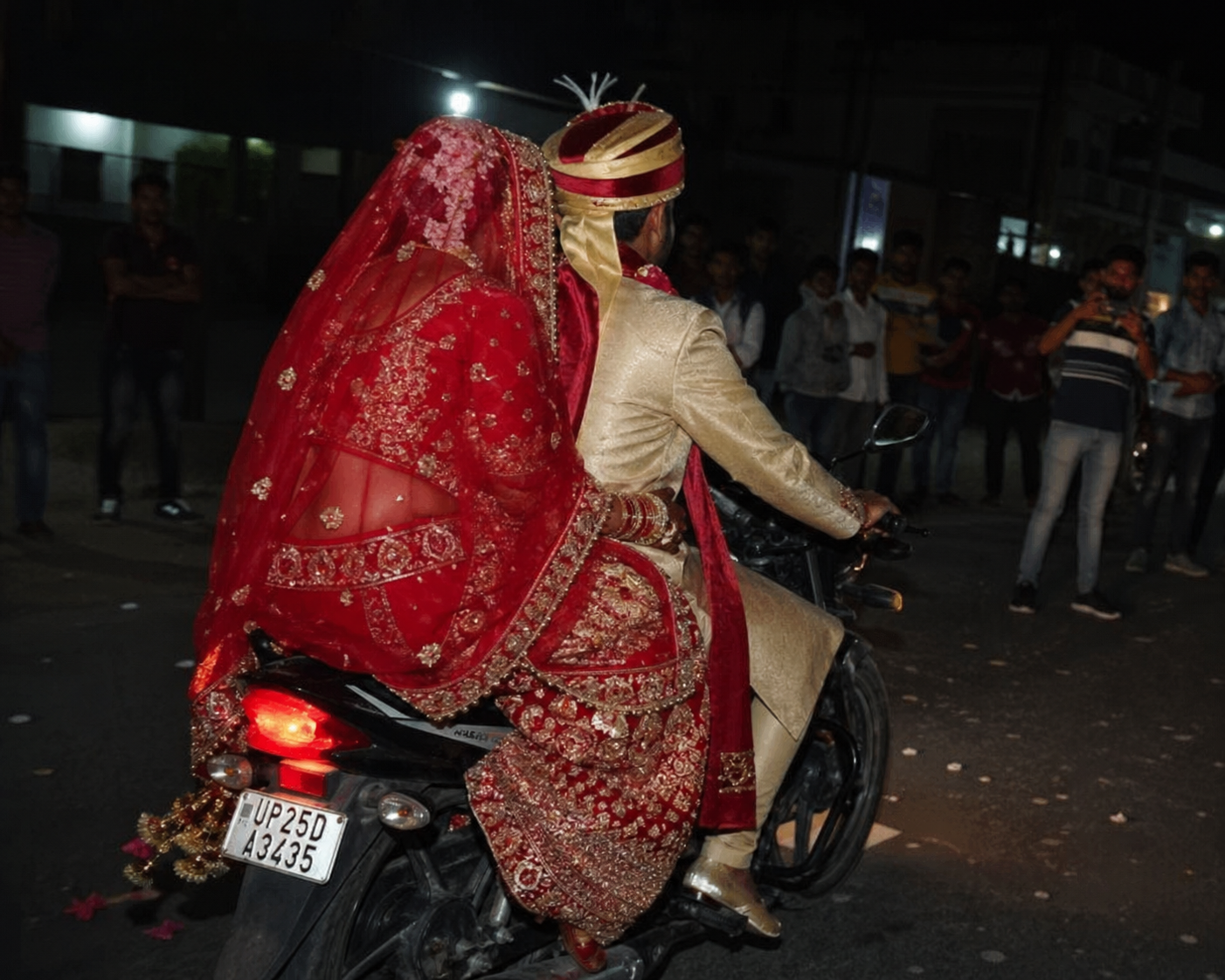 बरेली में बिना फेरे लिए दुल्हन बाइक पर दूल्हा संग फरार