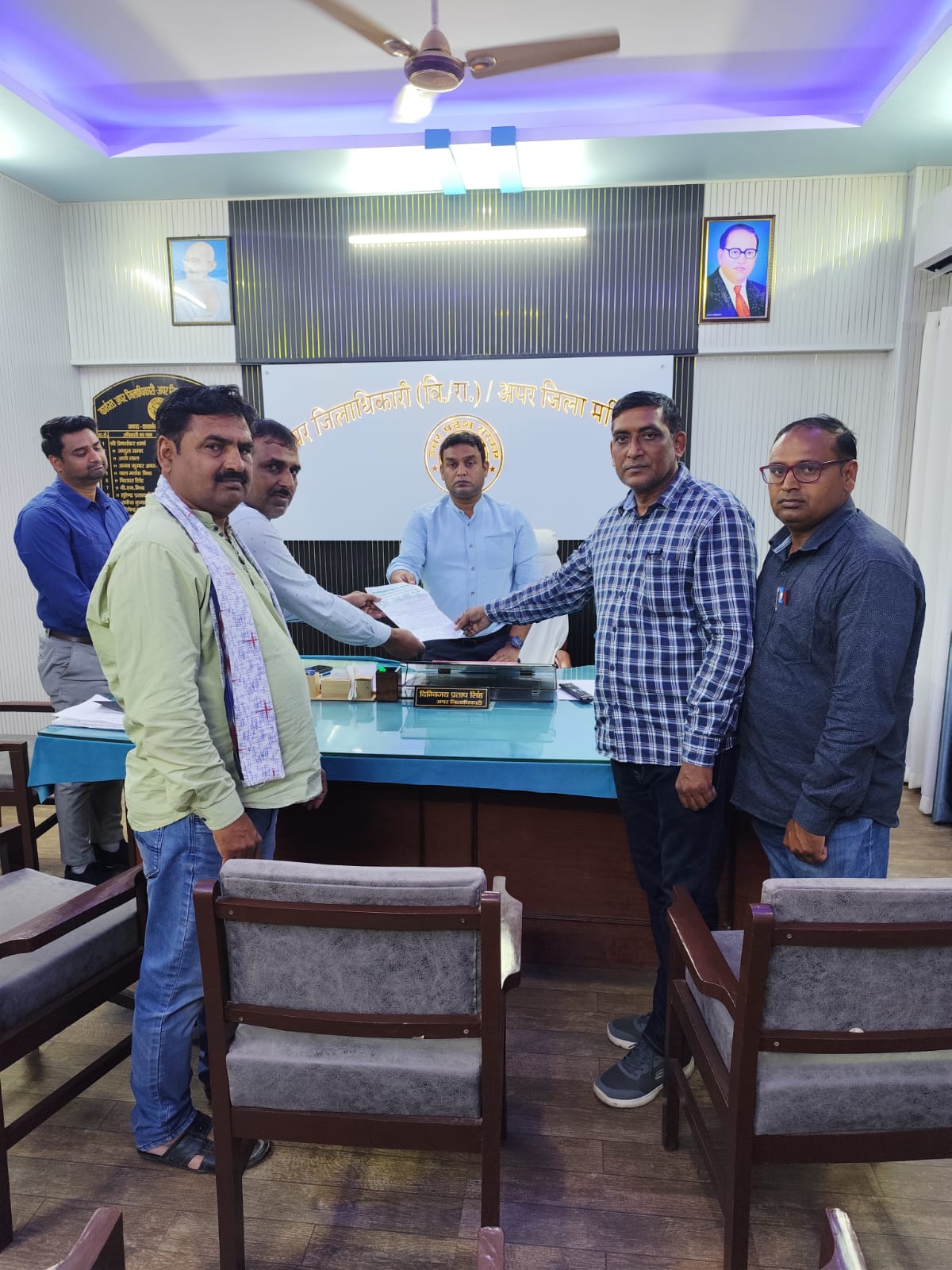 KASGANJ NEWS जनगणना ड्यूटी स्थानीय स्तर पर लगाने की मांग, शिक्षकों ने प्रदर्शन कर सौंपा ज्ञापन