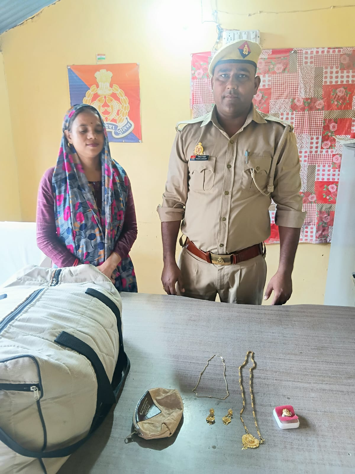 KASGANJ NEWS सीसीटीवी की मदद से कासगंज पुलिस ने लौटाए 6 लाख के जेवर, पीड़िता ने जताया आभार, तीन दिन पहले जेवर से भरा बैग हुआ था गायब
