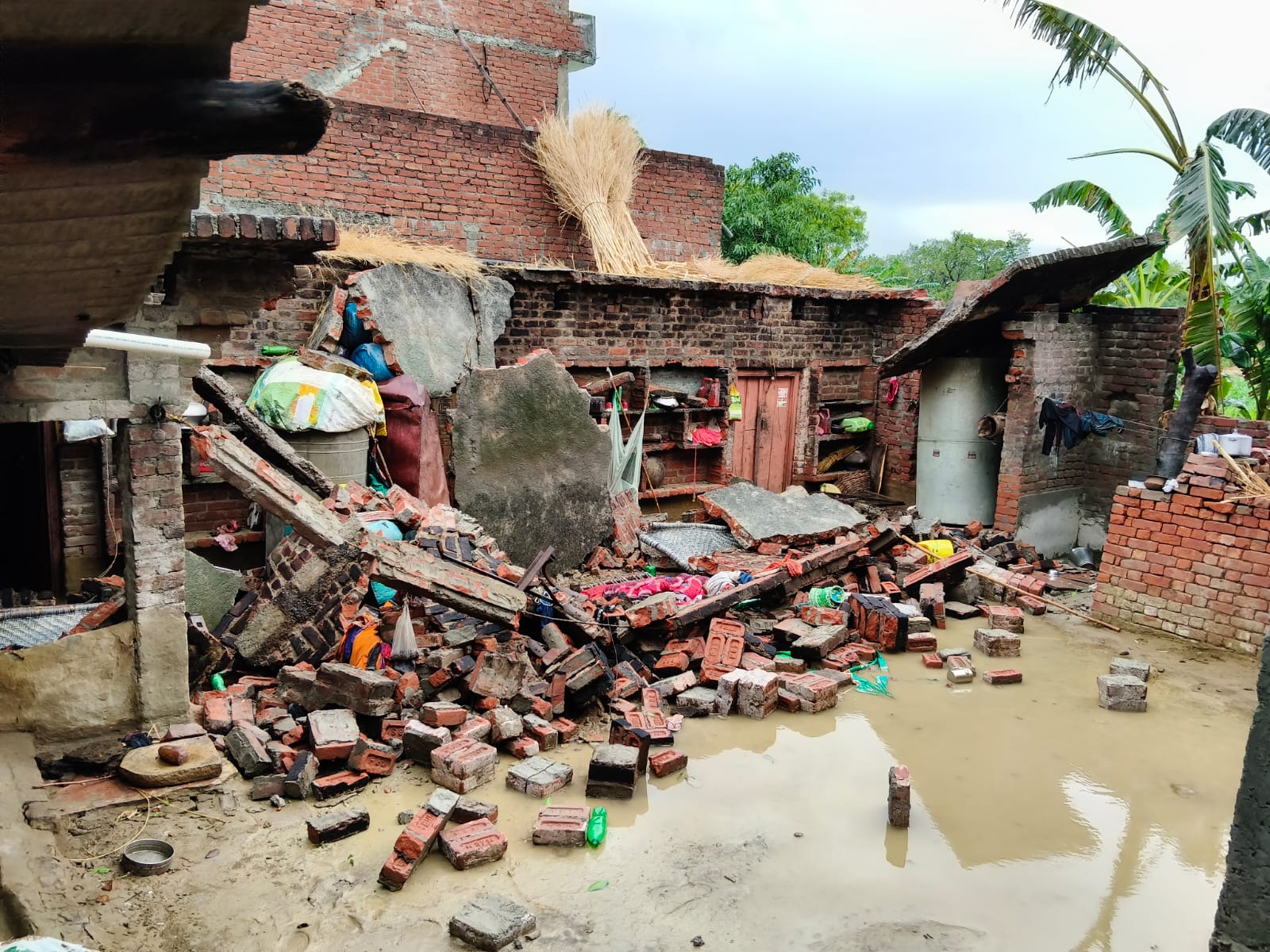 KASGANJ: तेज बारिश में मकान का लेंटर गिरा, 5 वर्षीय मासूम की मौत; परिवार के कई लोग घायल