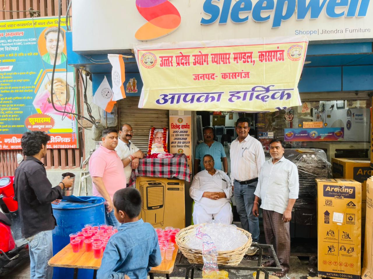 KASGANJ NEWS पं. श्याम बिहारी मिश्रा की जयंती पर व्यापार मंडल ने किया शरबत वितरण