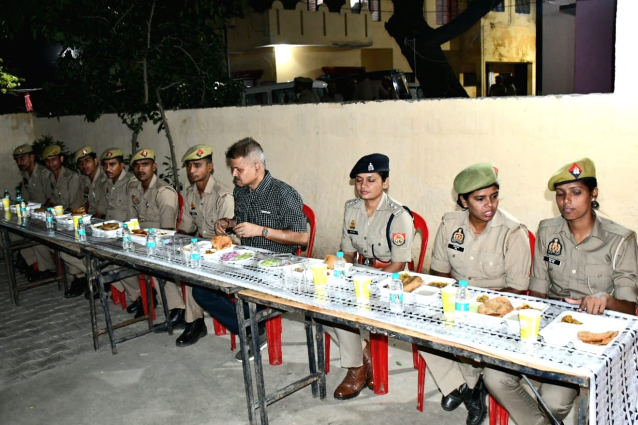 KASGANJ: थानों में दिखी परिवार जैसी आत्मीयता, बड़े भोज में शामिल हुए वरिष्ठ अधिकारी