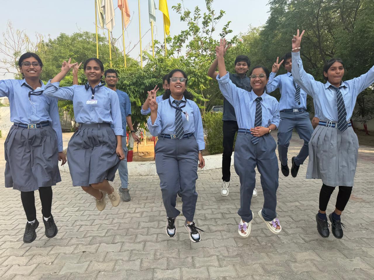 मथुरा में केडीएस इंटरनेशनल स्कूल का जलवा, इंटरमीडिएट रिजल्ट रहा 100% | याशी अग्रवाल ने 95% अंक लाकर किया टॉप