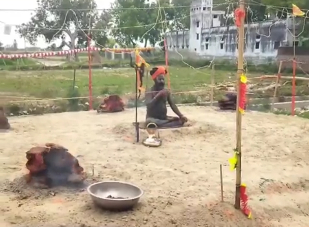 KASGANJ NEWS जनकल्याण एवं विश्व शांति के लिए महंत सोमवार मुनी महाराज की 21 दिवसीय अग्नि तपस्या शुरू