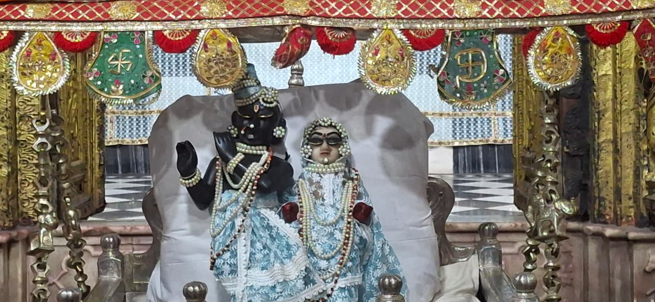 द्वारकाधीश मंदिर में अधिक मास शुरू, चांदी के पलने में ठाकुर जी के दर्शन