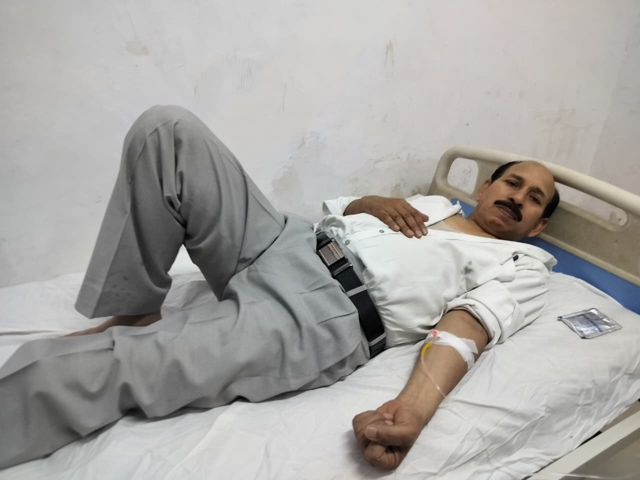 KASGANJ NEWS हीट वेव की चपेट में आए एसपी ऑफिस के बड़े बाबू अशोक कुमार गंगवार, जिला अस्पताल में भर्ती