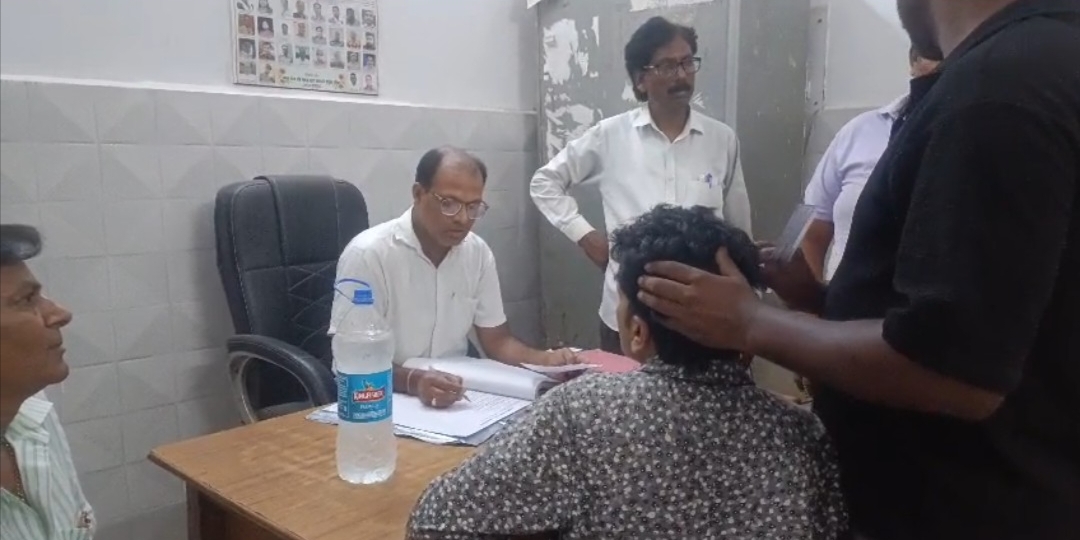 KASGANJ NEWS चर्चित व्यापारी नेता पर जानलेवा हमला, व्यापारियों में उबाल  कासगंज में जिला सर्राफा एसोसिएशन अध्यक्ष अखिलेश अग्रवाल से मारपीट, दो आरोपी पकड़कर पुलिस को सौंपे