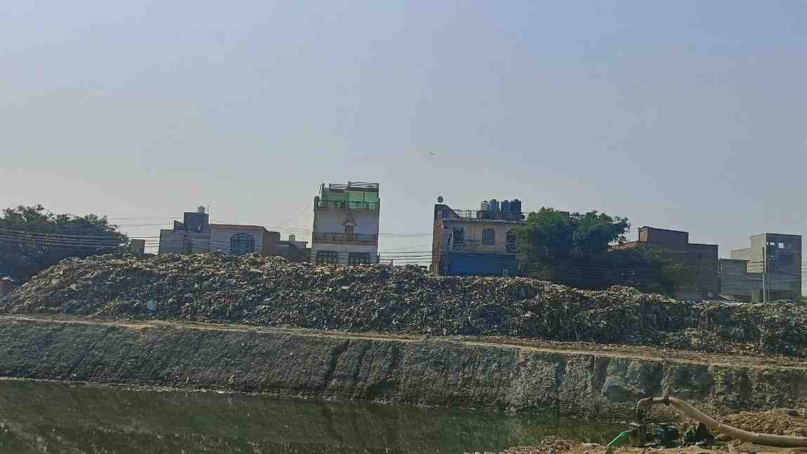 KASGANJ: गंजडुंडवारा मे तालाब के पास 41 दुकानों की योजना पर उठे थे सवाल, शिकायतों के बाद ई-निविदा निरस्त करने की तैयारी