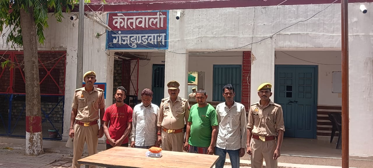 KASGANJ: जुआ खेलते चार गिरफ्तार, 13 हजार से अधिक नकदी और ताश की गड्डी बरामद