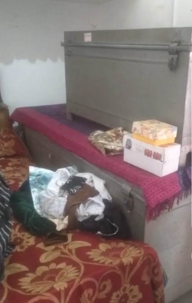 Bareilly News : मीरगंज में चोरों का आतंक: सुजातपुर में एक ही रात तीन घरों में लाखों की चोरी, ग्रामीणों में दहशत