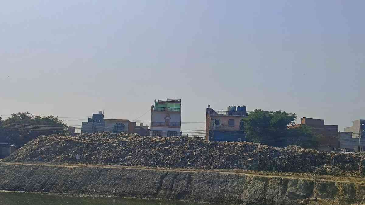 आपत्ति के हथौडे... ने रोक दिया करोड़ों का खेल!गंजडुंडवारा मे तालाब किनारे 41 दुकाने बनाने की तैयारी धरी रह गई, टेंडर निरस्त