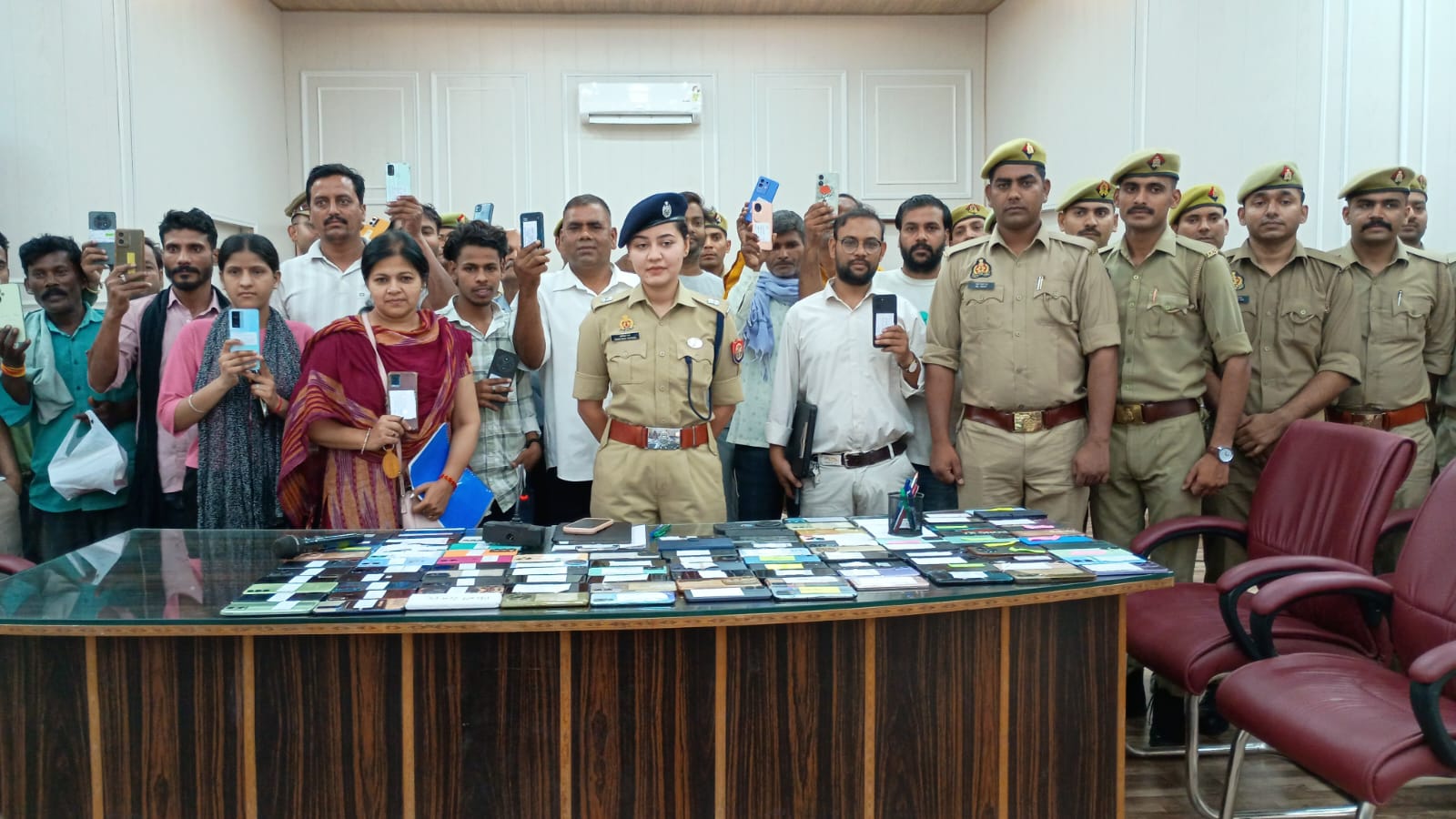बरेली पुलिस ने लौटाए 462 गुम मोबाइल, लोगों के चेहरे खिले