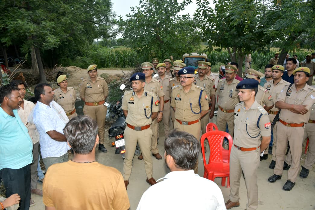 KASGANJ: आरोही प्रकरण मे बहारपुर पहुंचे डीआईजी प्रभाकर चौधरी, परिजनों को बंधाया ढाढ़स; घटना के जल्द खुलासे और सख्त कार्रवाई का दिलाया भरोसा