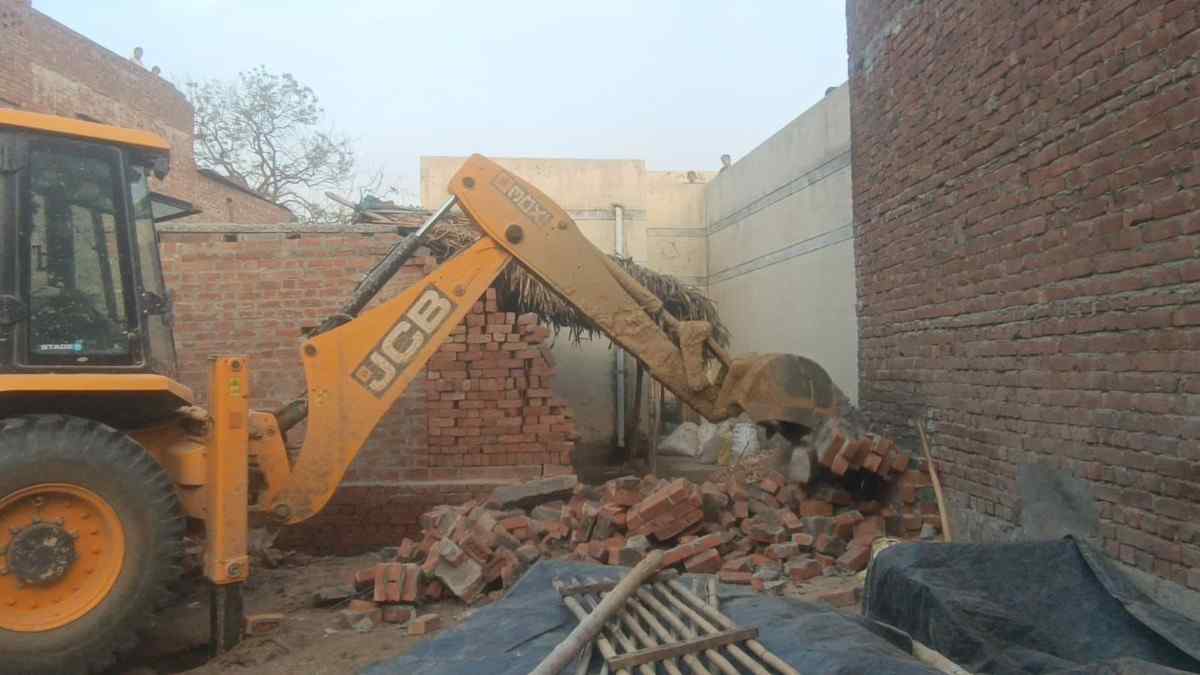 KASGANJ: सरकारी जमीन को समझ बैठे थे जागीर, बुलडोजर के सामने नहीं चली दबंगई; प्रशासन ने ग्राम समाज की भूमि को कराया कब्जामुक्त