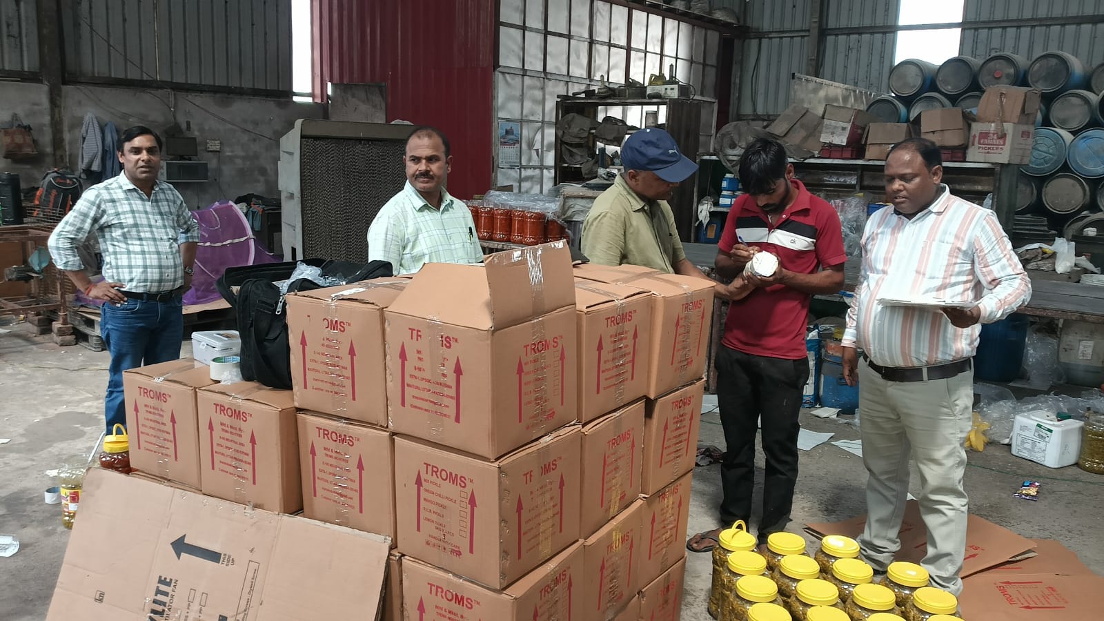 मथुरा एफएसडीए का अचार फैक्टरी में छापा