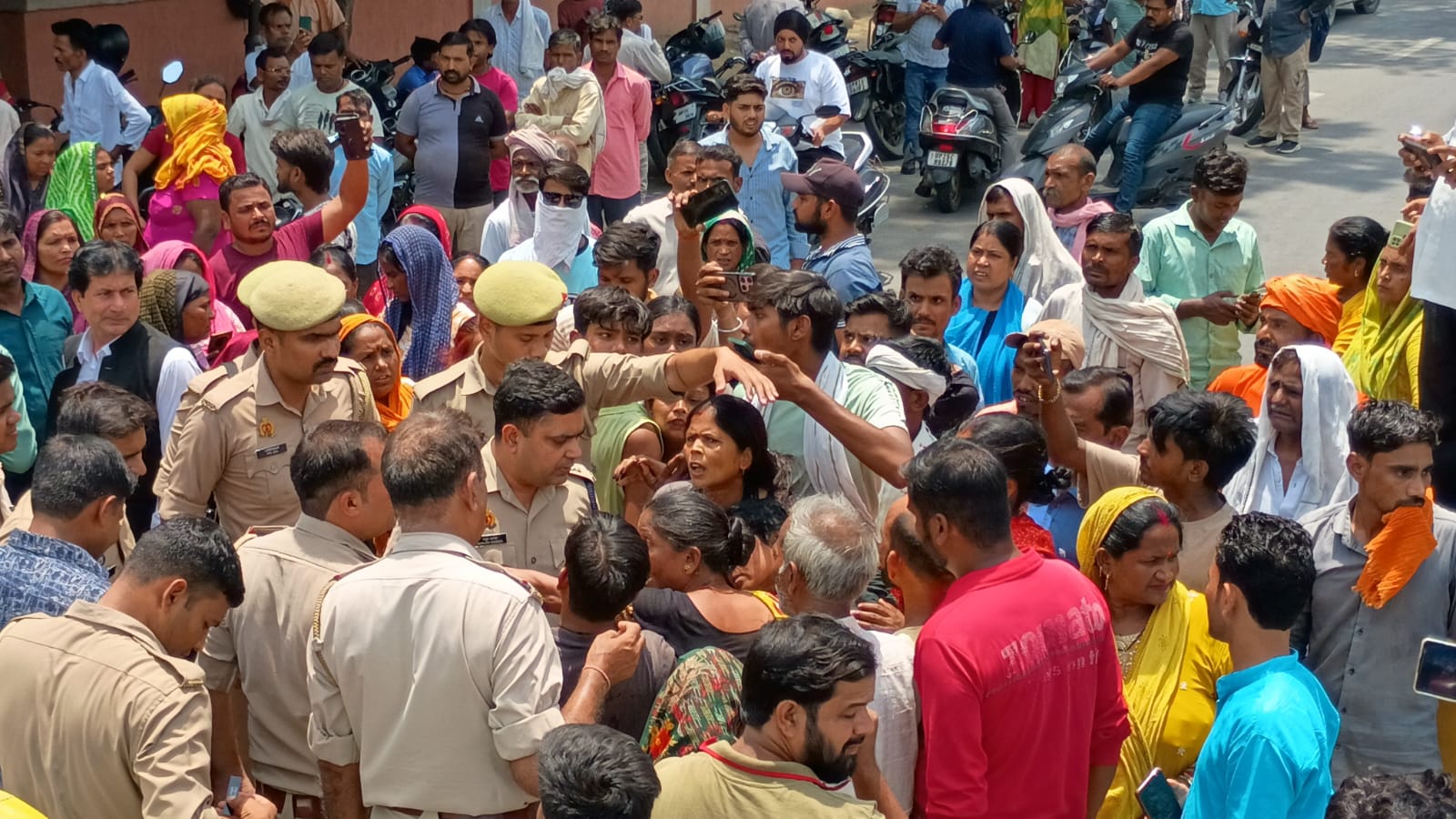हत्यारों का एनकाउंटर करो...हमें इंसाफ दो 