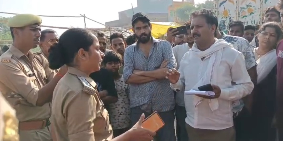 KASGANJ NEWS पेट्रोल पंप गार्ड की संदिग्ध मौत पर बवाल, परिजनों ने हत्या का लगाया आरोप, हाईवे जाम, पुलिस बोली पोस्टमार्टम रिपोर्ट के आधार पर होगी एफआईआर