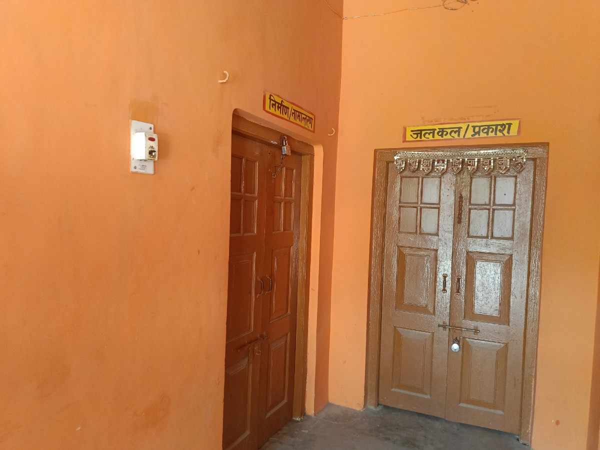 KASGANJ: ईओ को नई तैनाती स्थल पर छोड़ने गया स्टाफ, गंजडुंडवारा पालिका के पटलों पर दिनभर लटके रहे ताले....भटकती रही जनता