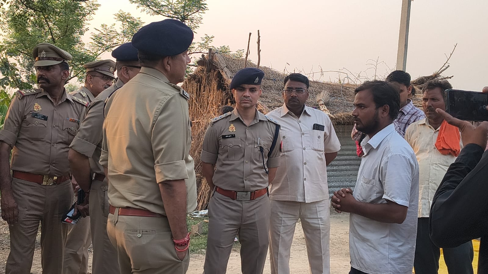 कासगंज के बहारपुर मे मासूम आरोही हत्याकांड मामला: पीड़ित परिवार से मिले एडीजी जोन, जल्द खुलासे का दिलाया भरोसा