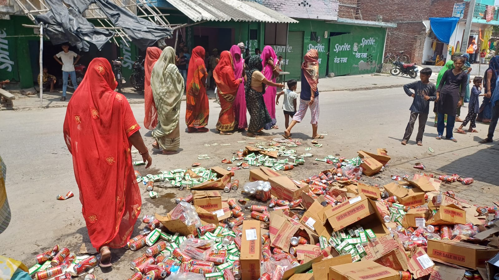 KASGANJ: घूंघट की ओट से निकल उठाई शराबबंदी की हुंकार: चौका-चूल्हा छोड़ महिलाओं ने ठेके पर बोला धावा... मचा हडकंप, बोलीं -‘अब गांव में नहीं बिकेगी शराब’
