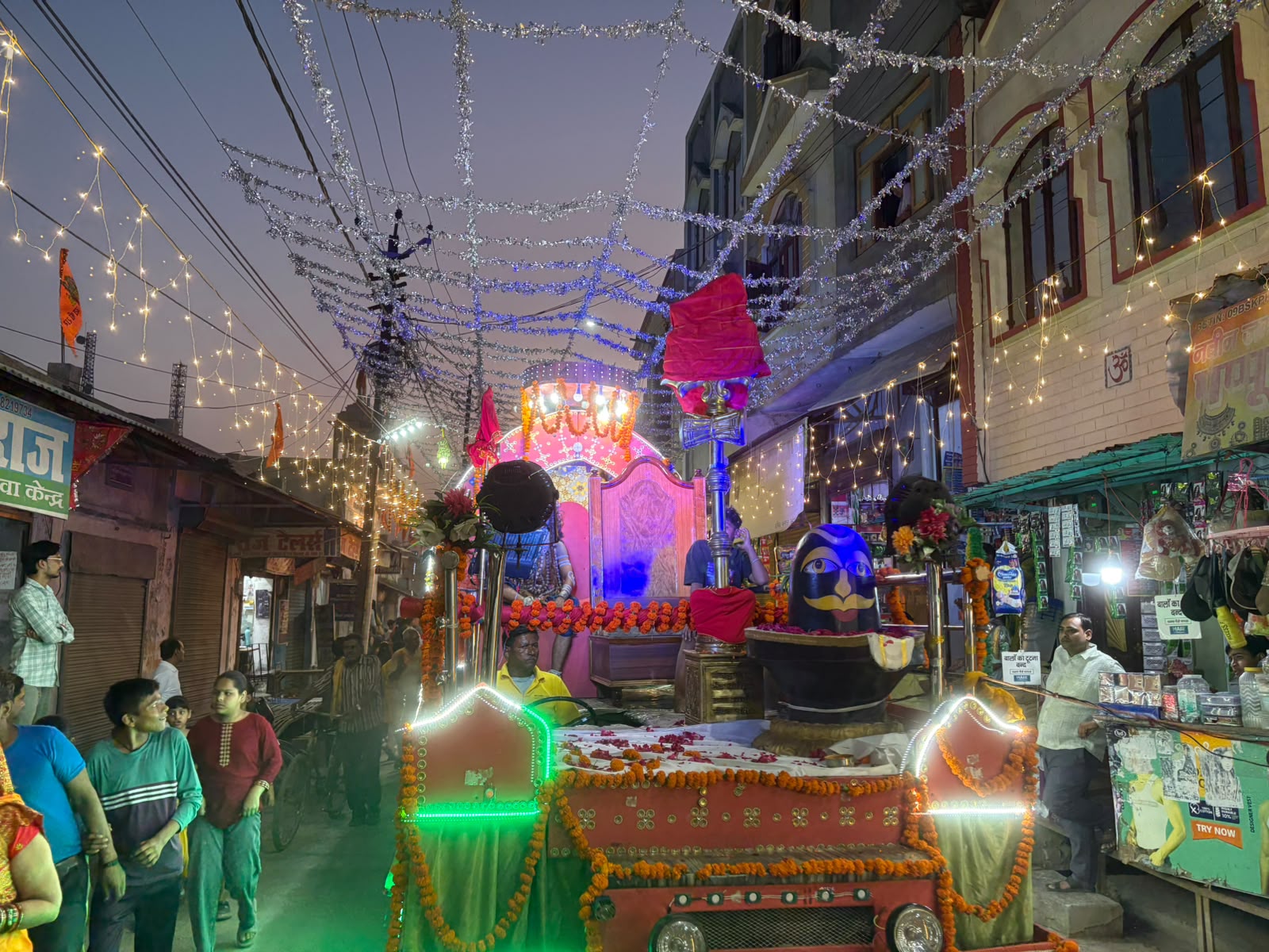 KASGANJ: सवा कुंतल के भव्य विजय त्रिशूल संग निकली विशाल शोभायात्रा, ‘हर-हर महादेव’ के जयघोष से गूंजा गंजडुंडवारा