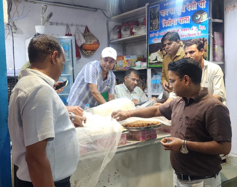 खाद्य विभाग ने बांके बिहारी मंदिर क्षेत्र में 13  दुकानों से पेड़ा के नमूने भरे