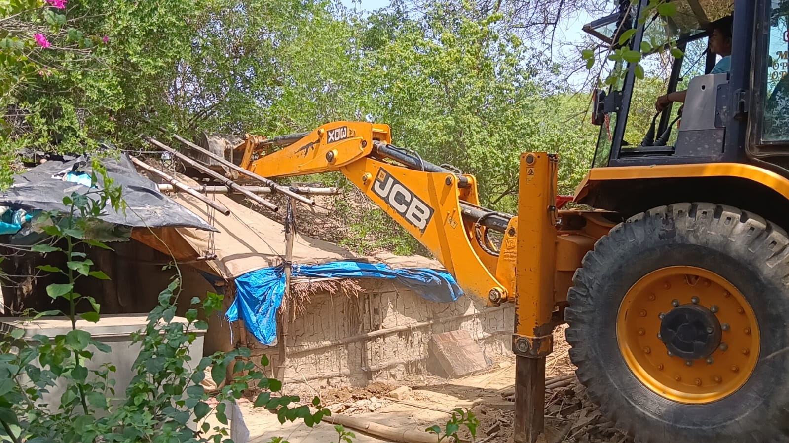 मथुरा के वंशीवट में 48 अवैध दुकानें और 21 कुटिया पर गर्जा प्रशासन का बुलडोजर