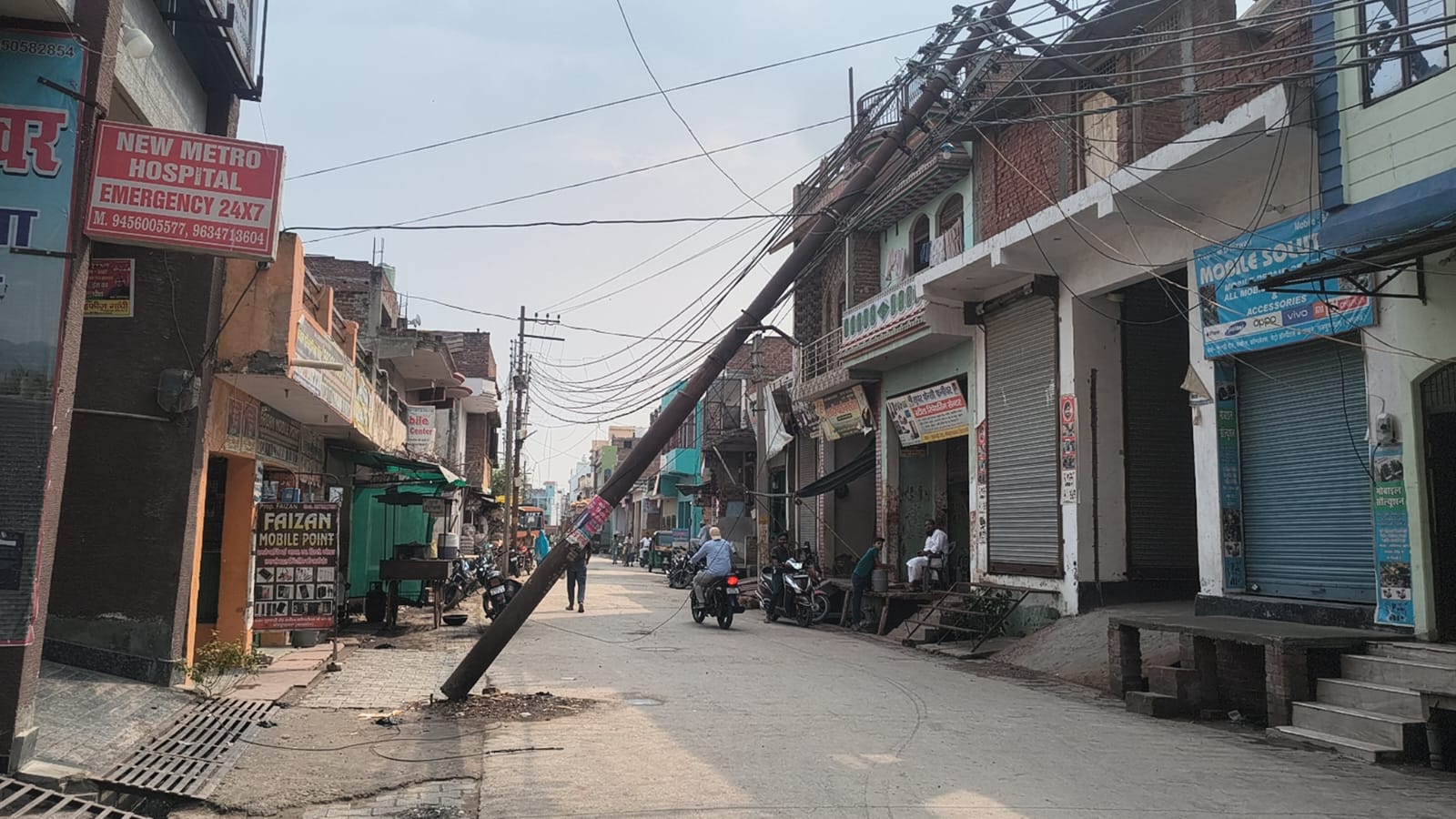 KASGANJ: तेज आंधी में बिजली का पोल क्षतिग्रस्त, हादसे की आशंका से सहमे लोग