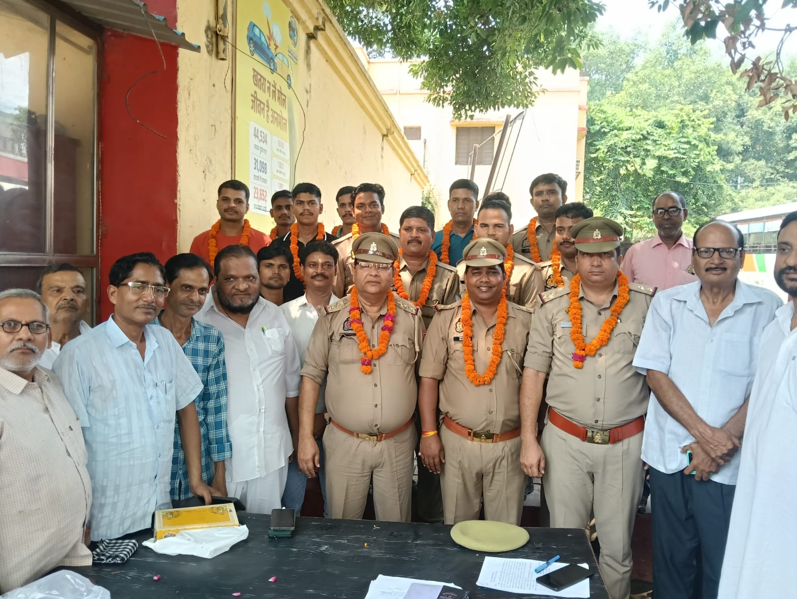 KASGANJ NEWS शांतिपूर्ण मोहर्रम संपन्न होने पर व्यापार मंडल ने सहावर पुलिस का किया नागरिक अभिनंदन, थाना परिसर में फूल-मालाओं से किया सम्मान, कानून व्यवस्था और भाईचारे की सराहना