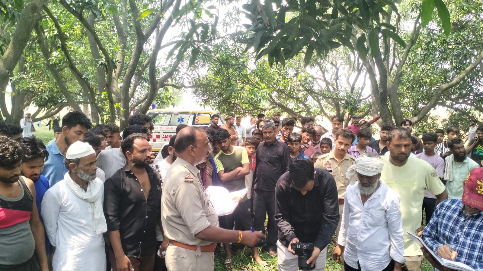 KASGANJ: आम के बाग में पेड़ से लटका मिला युवक का शव, इलाके में फैली सनसनी