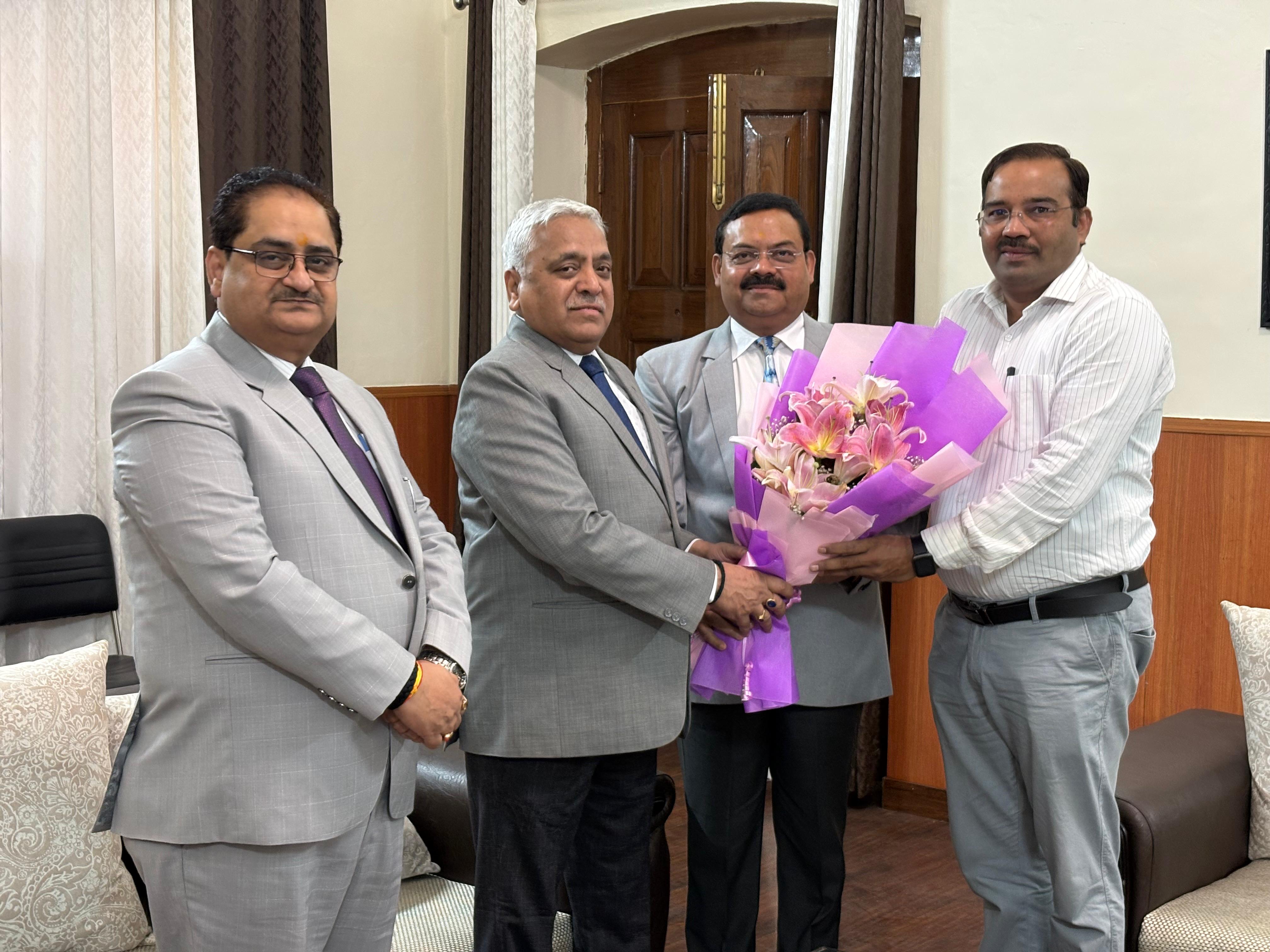प्रशासनिक न्यायाधीश से मिले बरेली बार एसोसिएशन के पदाधिकारी, दिया बार आने का निमंत्रण