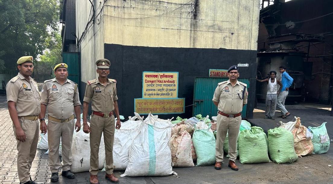 एटा पुलिस का 'ऑपरेशन दहन': 6.16 करोड़ रुपये का गांजा किया नष्ट