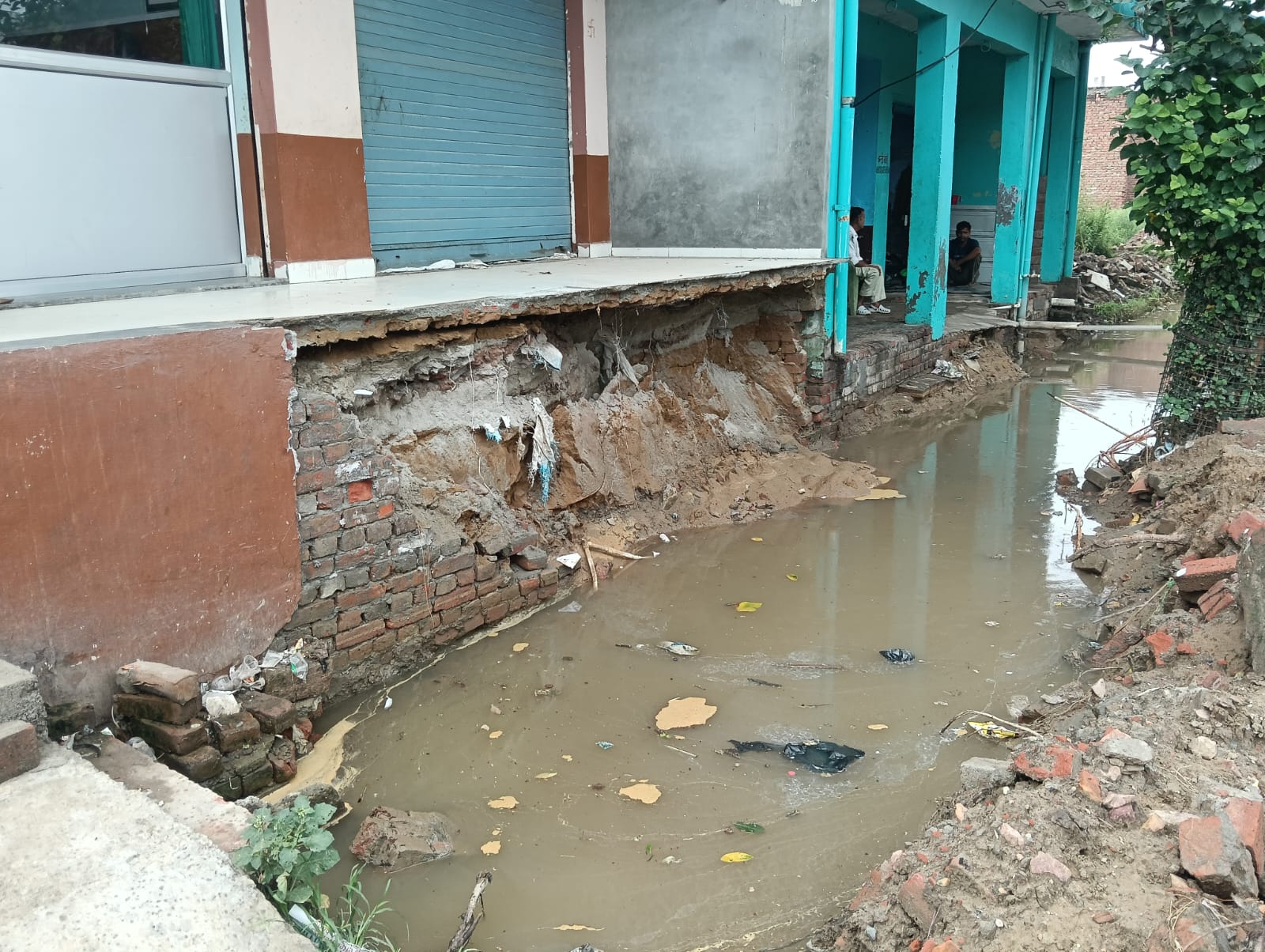 KASGANJ NEWS बरसात में नाला निर्माण से दो मकानों को नुकसान, दीवारों में दरारें, चबूतरा ढहा