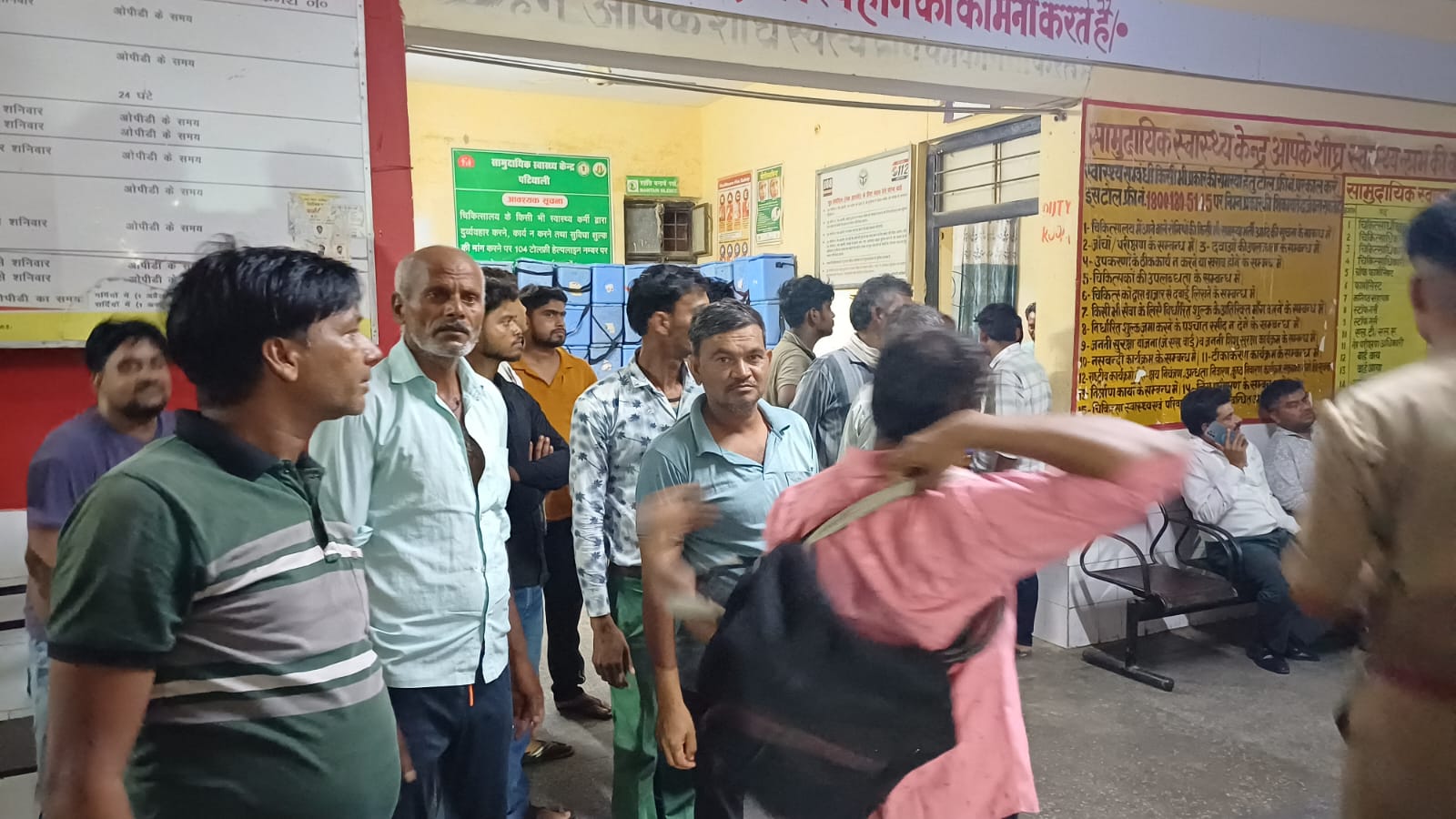 KASGANJ NEWS पटियाली में दिनदहाड़े बदमाशों और पुलिस के बीच मुठभेड़, चार राउंड फायरिंग; दो बदमाशों के पैर में लगी गोली, तीसरा गिरफ्तार