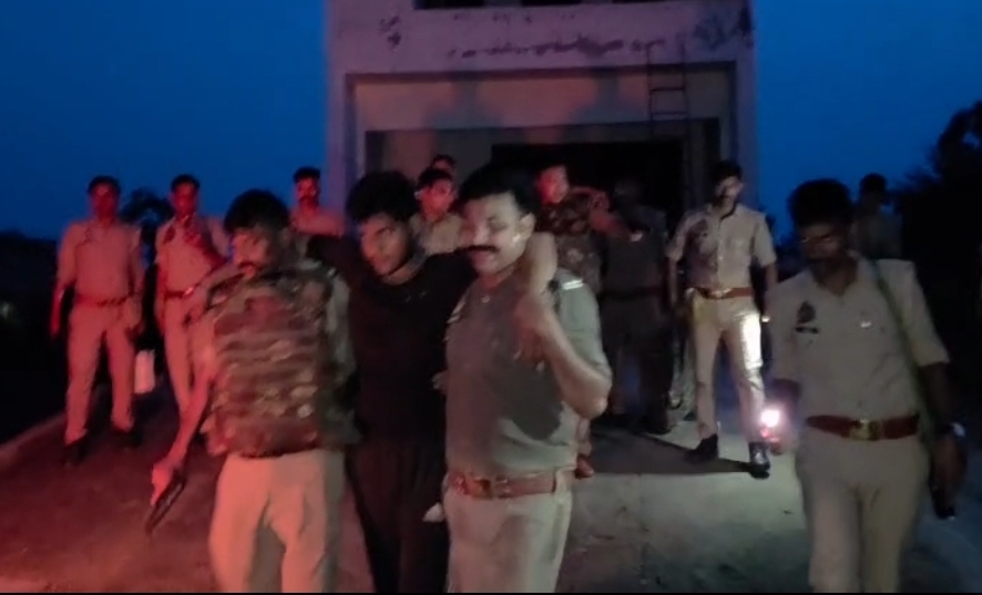 KASGANJ: शादी का कार्ड के बहाने डकैती डालने पहुंचे थे... परिवार ने ऐसा पलटा खेल कि घर में ही फंस गए; फिर हुआ फिल्मी अंदाज मे एनकाउंटर