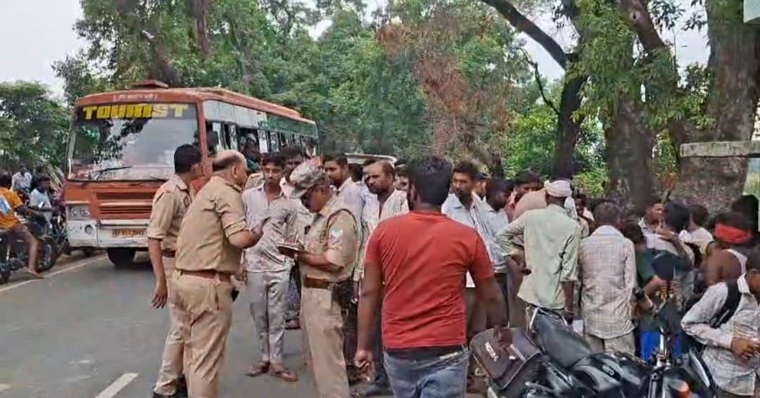 KASGANJ: घर पहुंचने से पहले खत्म हो गया सफर, तेज रफ्तार बोलेरो ने पीछे से रौंदी बाइक; दो की दर्दनाक मौत