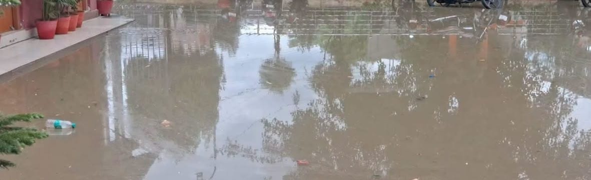 पहली ही बारिश में डूबा नगर निगम कार्यालय, जलभराव ने खोली व्यवस्थाओं की पोल
