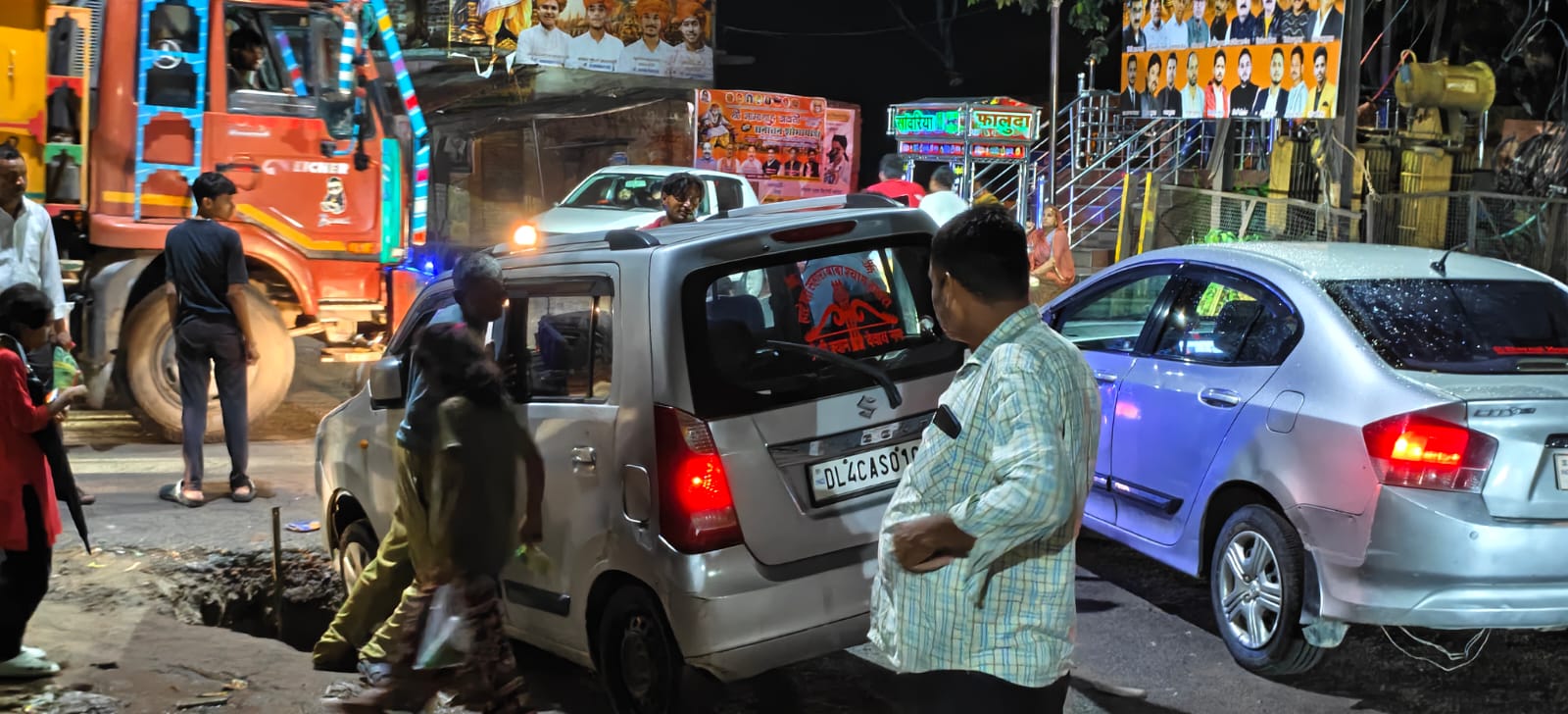 KASGANJ: मुख्यमंत्री के गड्ढामुक्त अभियान को ठेंगा! जानलेवा गड्ढे में दिनभर फंसते रहे वाहन, बेपरवाह रहा पालिका प्रशासन