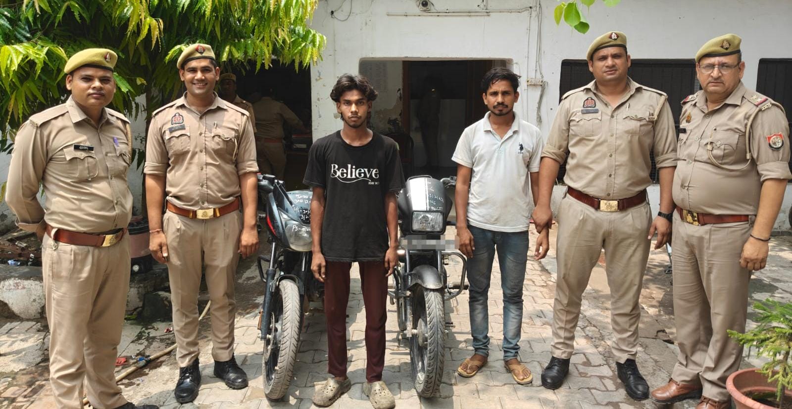 एटा में अंतरजनपदीय बाइक चोर गिरोह का पर्दाफाश, दो चोरी की मोटरसाइकिलों समेत दो गिरफ्तार