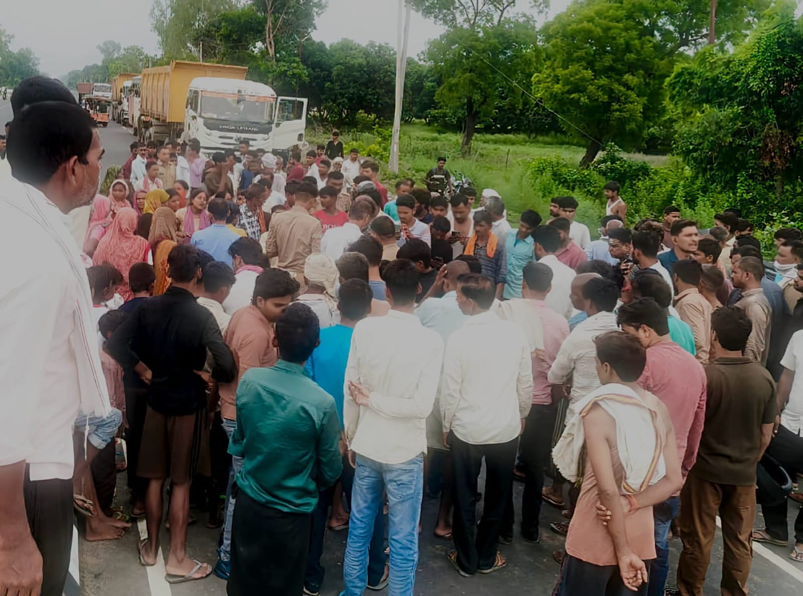स्कूल से लौट रही हाईस्कूल छात्रा को ट्रक ने कुचला, मौत के बाद हाईवे जाम