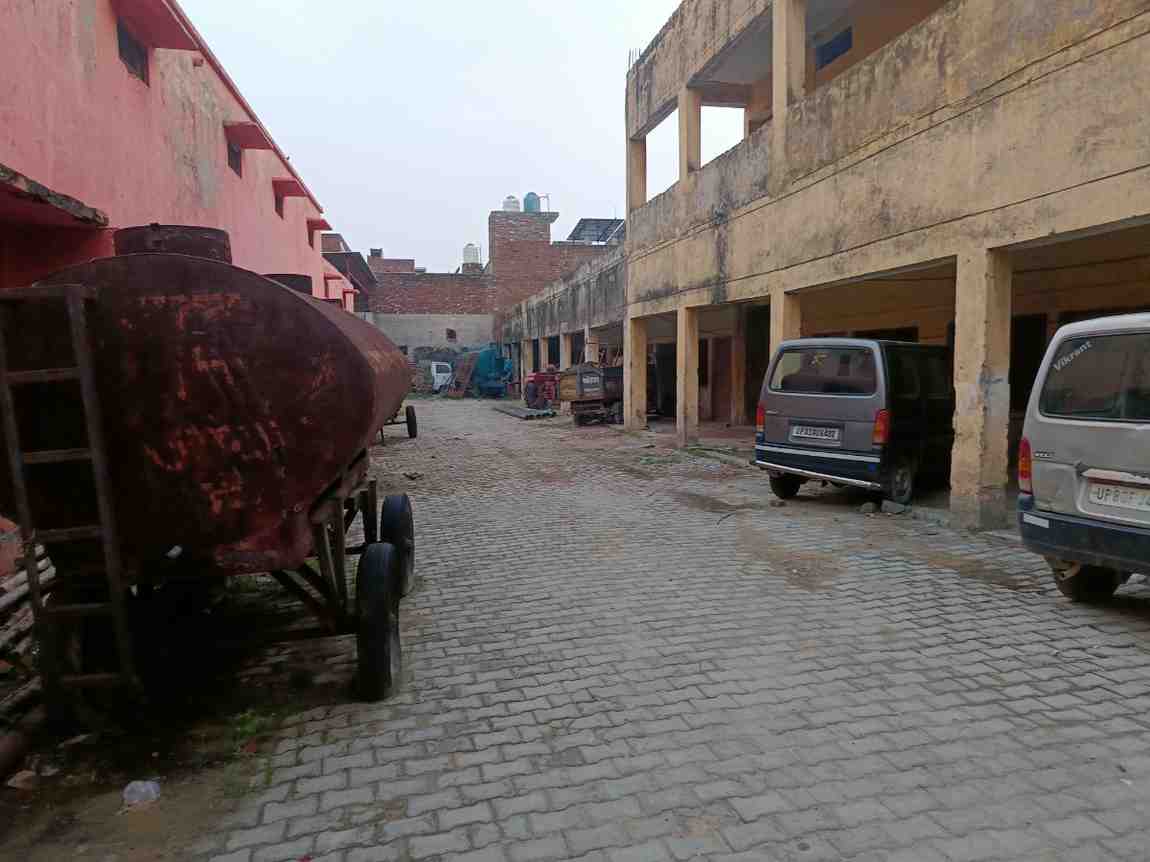 KASGANJ: लाखों की इमारत, फिर भी अधूरी पढ़ाई....12वीं की मान्यता का इंतजार कब होगा खत्म!अब नए प्रभारी ईओ से जगी उम्मीद