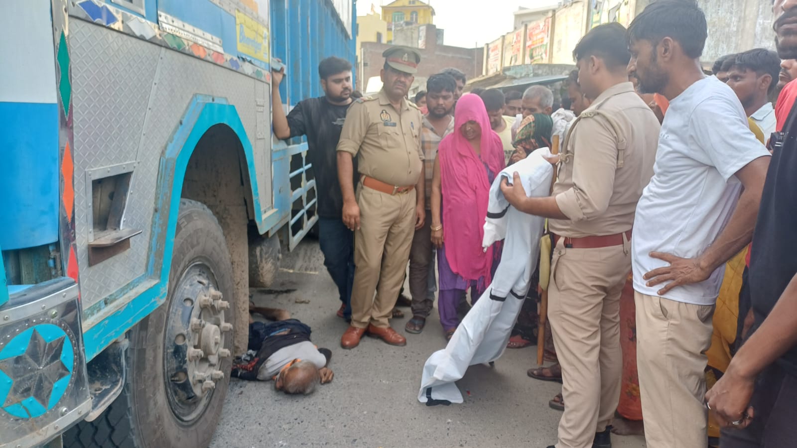 KASGANJ: एलपीजी गैस सिलेंडरों से लदे ट्रक ने ली अधेड़ की जान, चालक फरार; परिजनों ने लगाया जाम