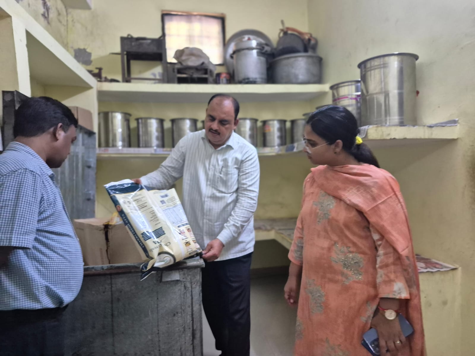 मथुरा सीडीओ को संप्रेक्षण गृह में खराब मिला आरओ, लगाई फटकार