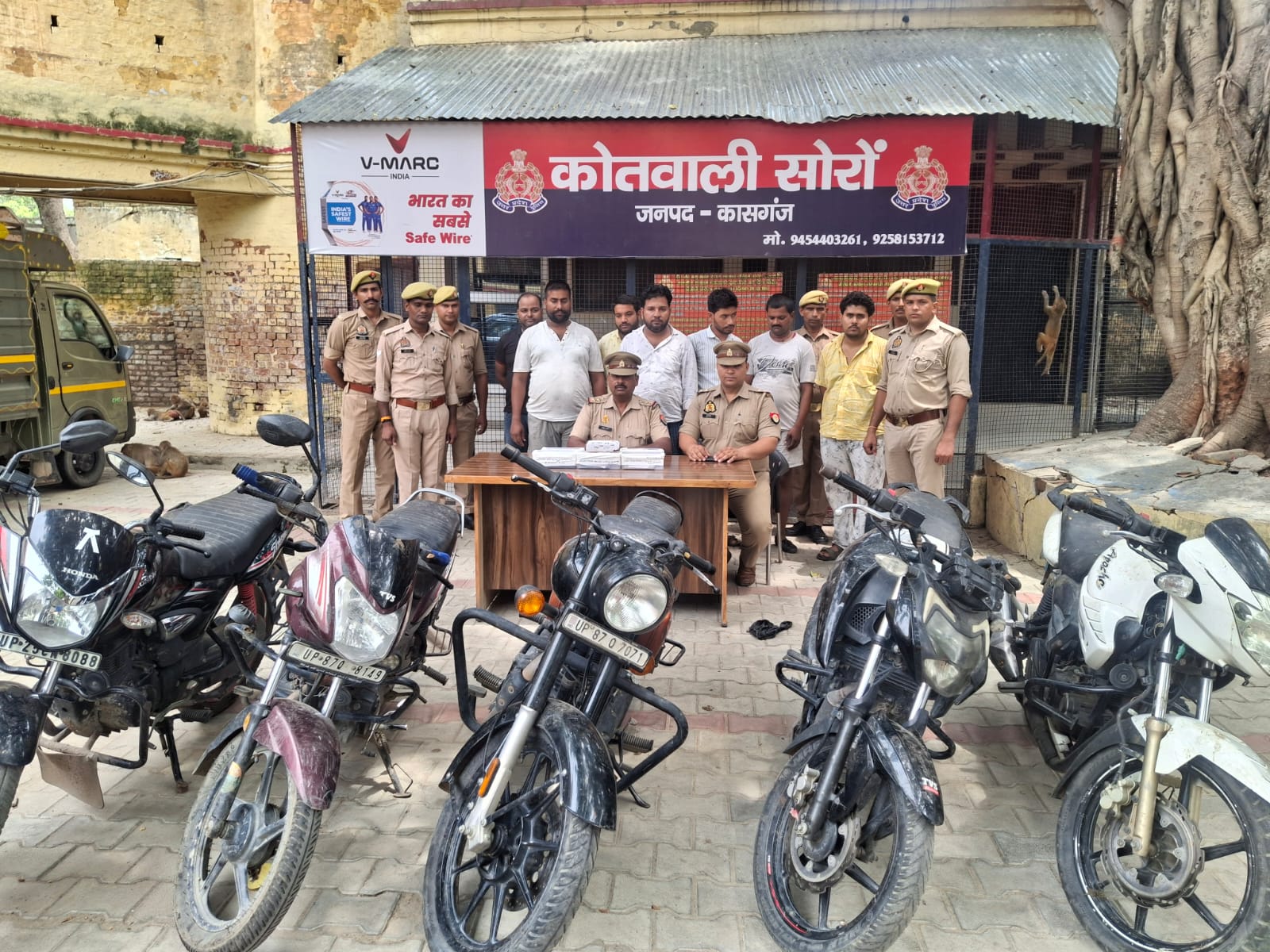 KASGANJ: सोरों में जुए के बड़े अड्डे पर पुलिस का छापा, 7 जुआरी गिरफ्तार; ₹1.01 लाख नकद, 5 बाइक और मोबाइल बरामद