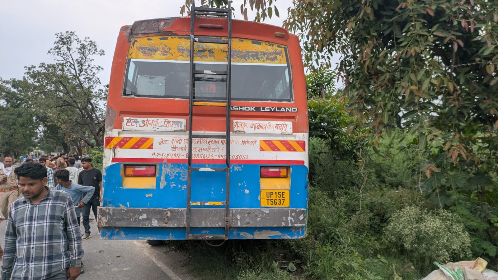 KASGANJ: टायर फटते ही बेकाबू हुई बस, बिजली के खंभे से भिड़ी.....टला बड़ा हादसा